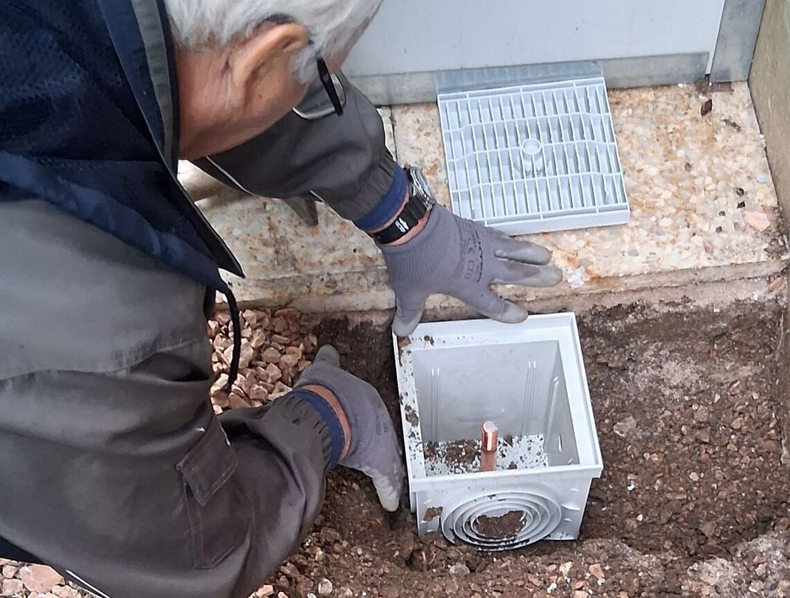 1 Montaggio pozzetto di terra dove saranno collegati gli scaricatori